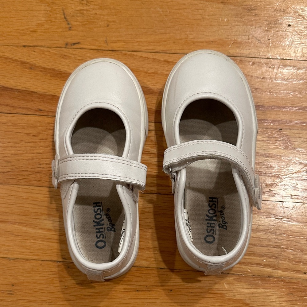 OshKosh B’gosh White Flats, Size 7